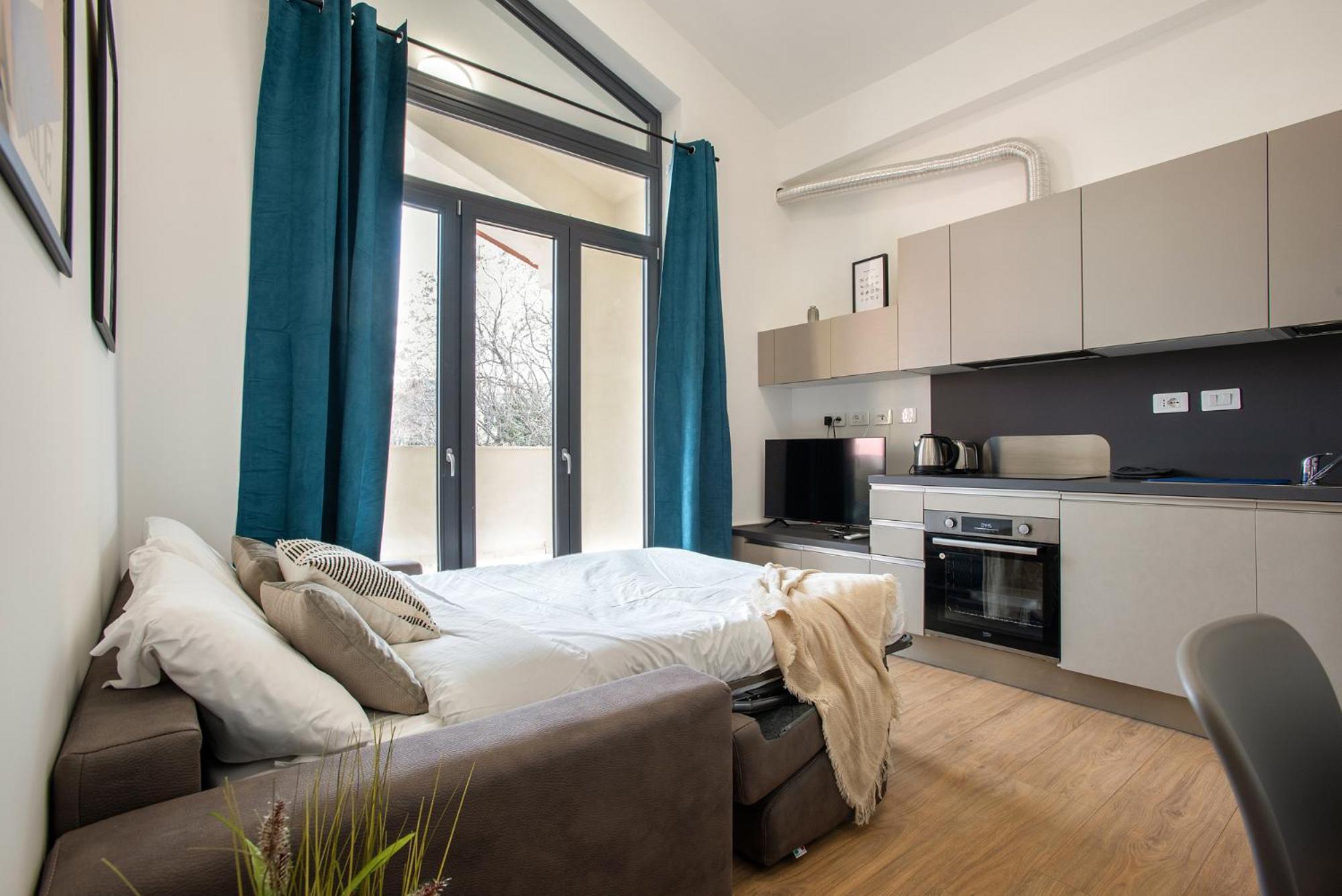 Urban Oasis With Balcony And Free Private Parking