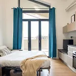 Urban Oasis With Balcony And Free Private Parking