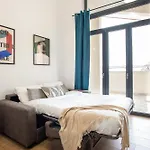 Urban Oasis With Balcony And Free Private Parking