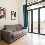 Urban Oasis With Balcony And Free Private Parking