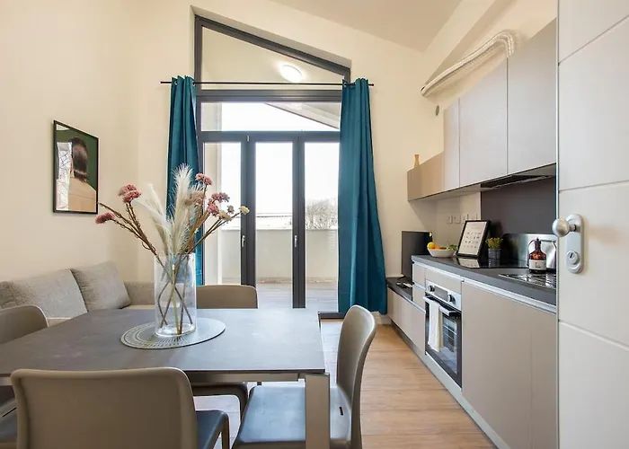 Urban Oasis With Balcony And Free Private Parking