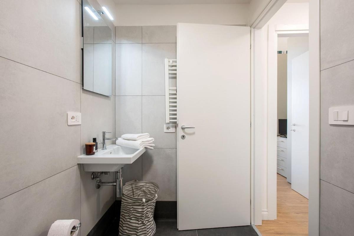 Urban Oasis With Balcony And Free Private Parking Rom