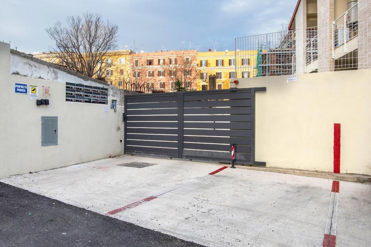 Urban Oasis With Balcony And Free Private Parking