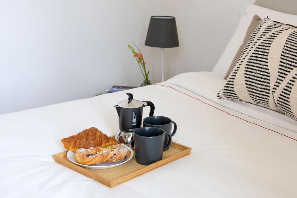 Urban Oasis With Balcony And Free Private Parking