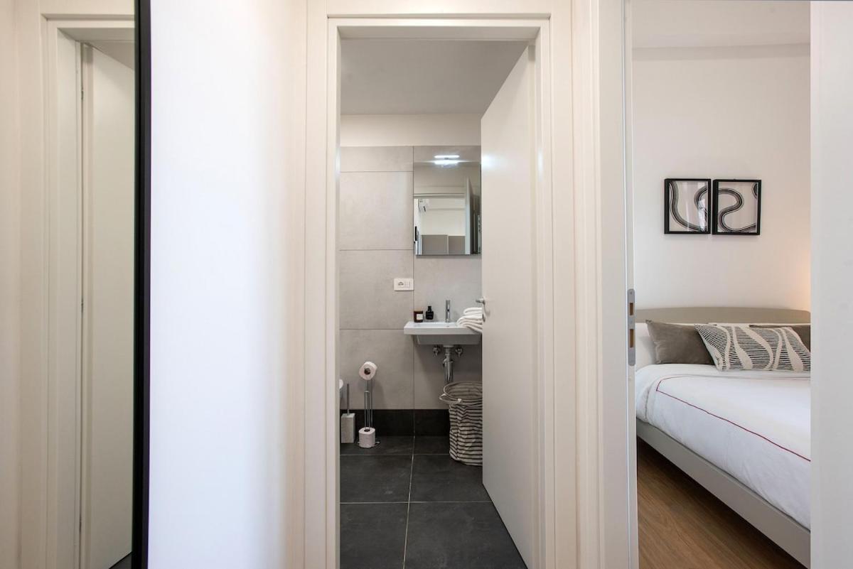 Urban Oasis With Balcony And Free Private Parking Apartment