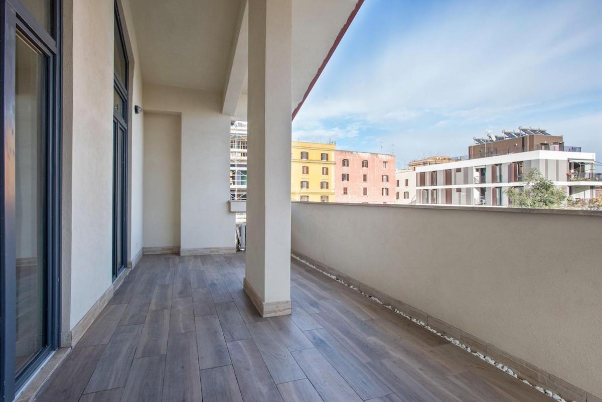 Urban Oasis With Balcony And Free Private Parking Rom