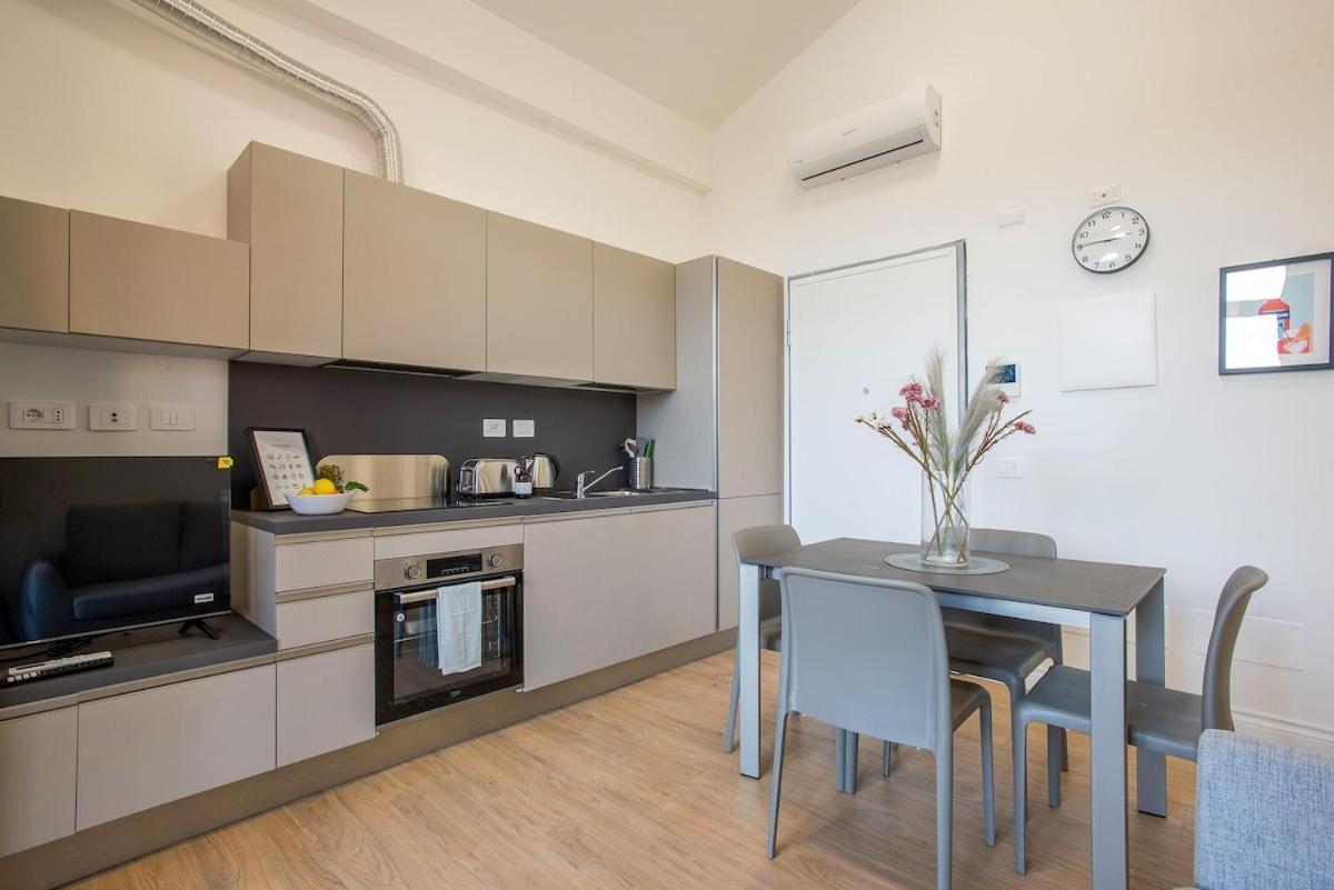 Urban Oasis With Balcony And Free Private Parking Apartment *