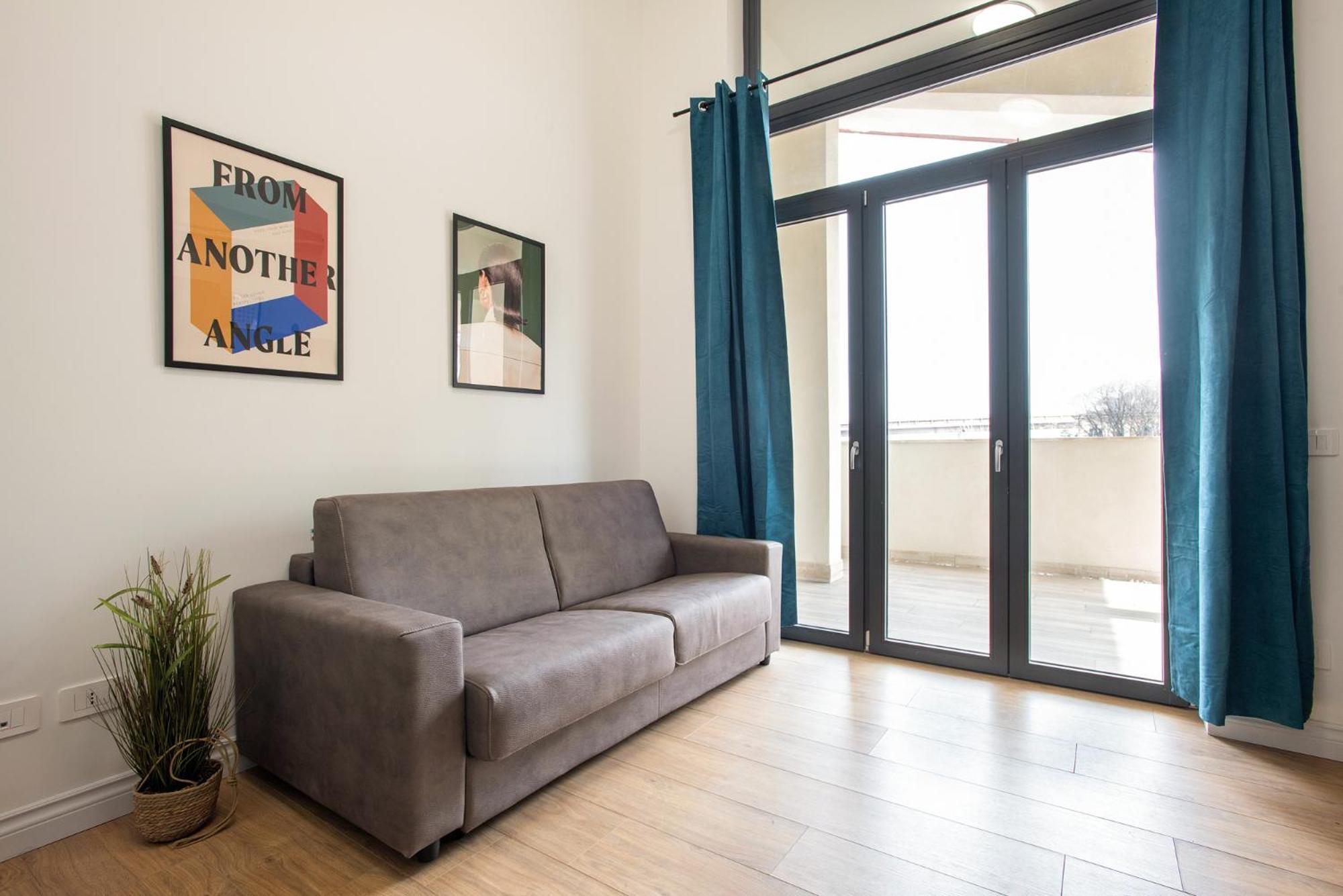 Urban Oasis With Balcony And Free Private Parking Apartment Rom