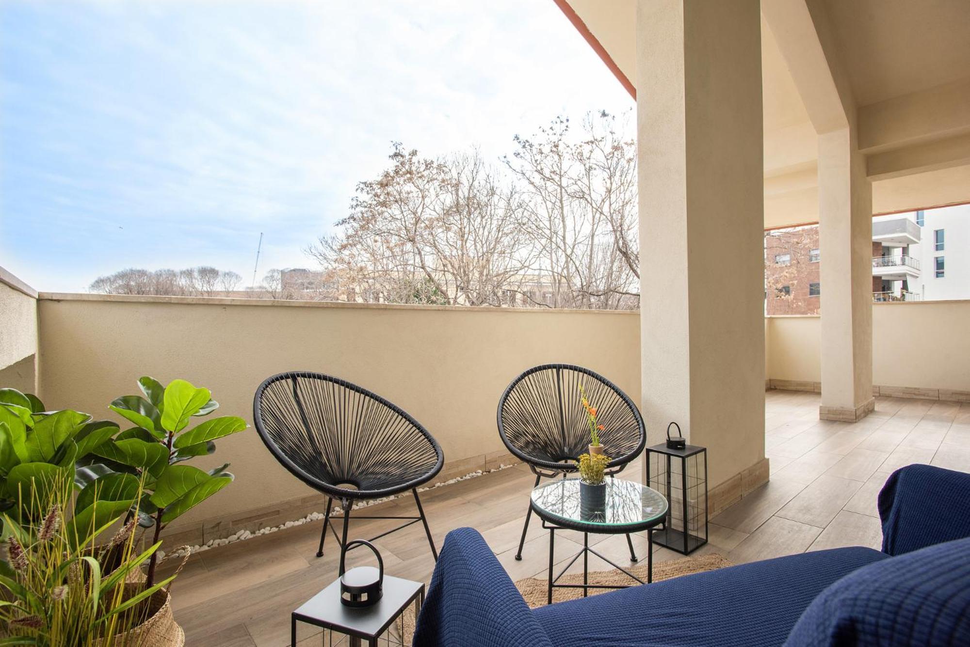 Urban Oasis With Balcony And Free Private Parking *
