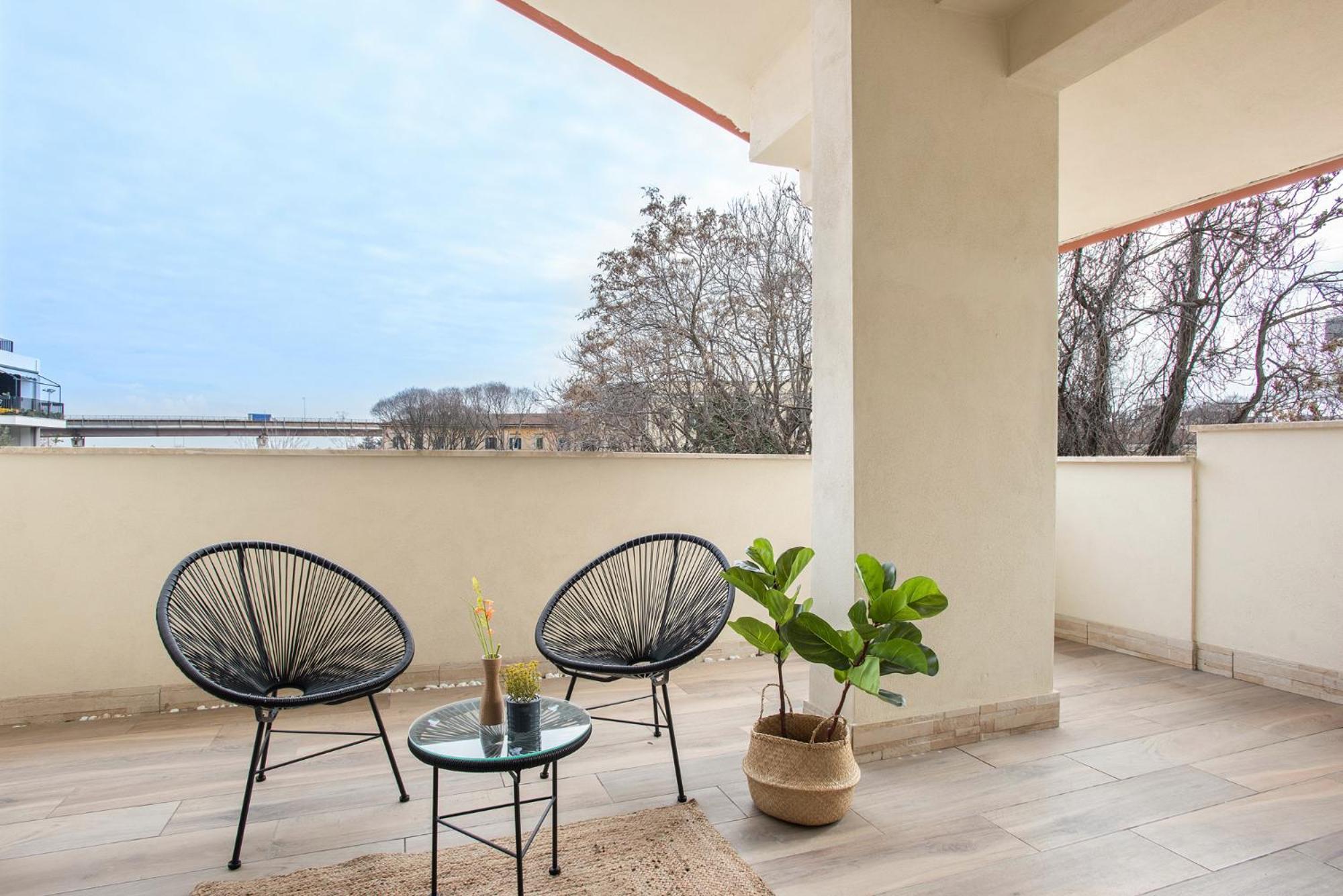 Urban Oasis With Balcony And Free Private Parking Apartment