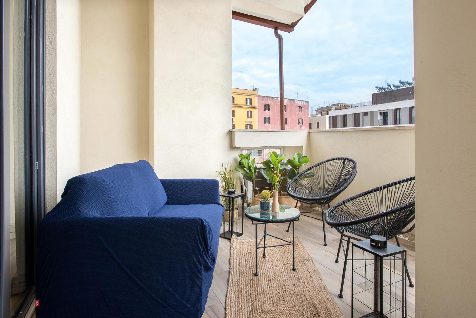 Urban Oasis With Balcony And Free Private Parking Apartment *
