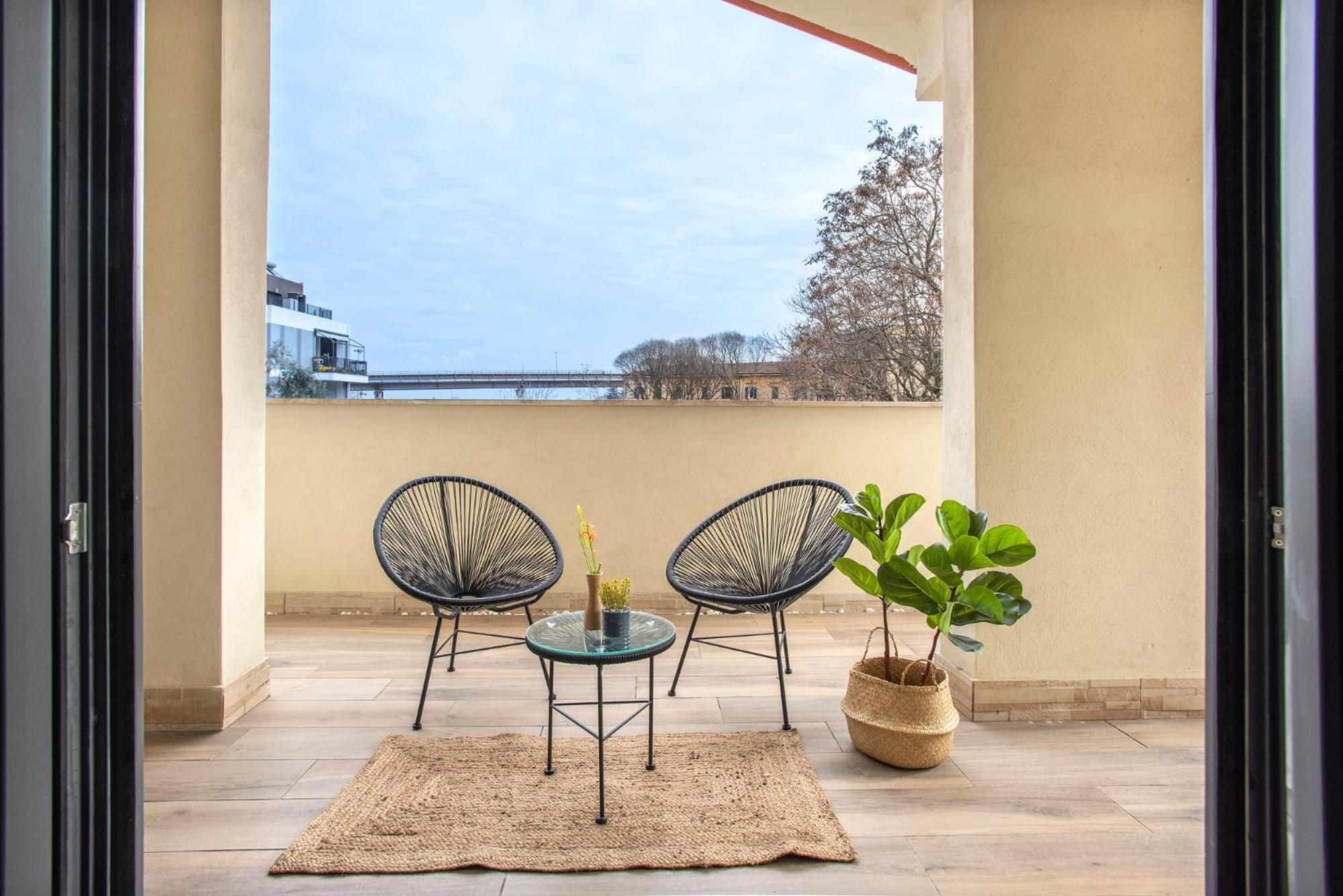 Urban Oasis With Balcony And Free Private Parking Apartment *