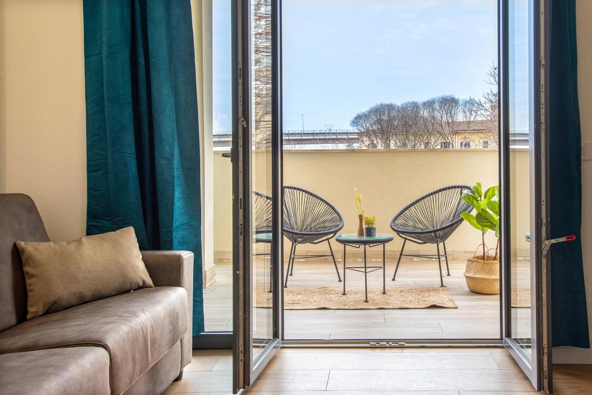 Urban Oasis With Balcony And Free Private Parking Apartment